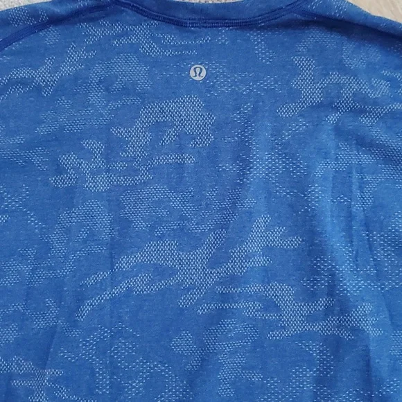 Lululemon Blue Camo Short Sleeve Athletic Shirt Top SzXL - Picture 8 of 8